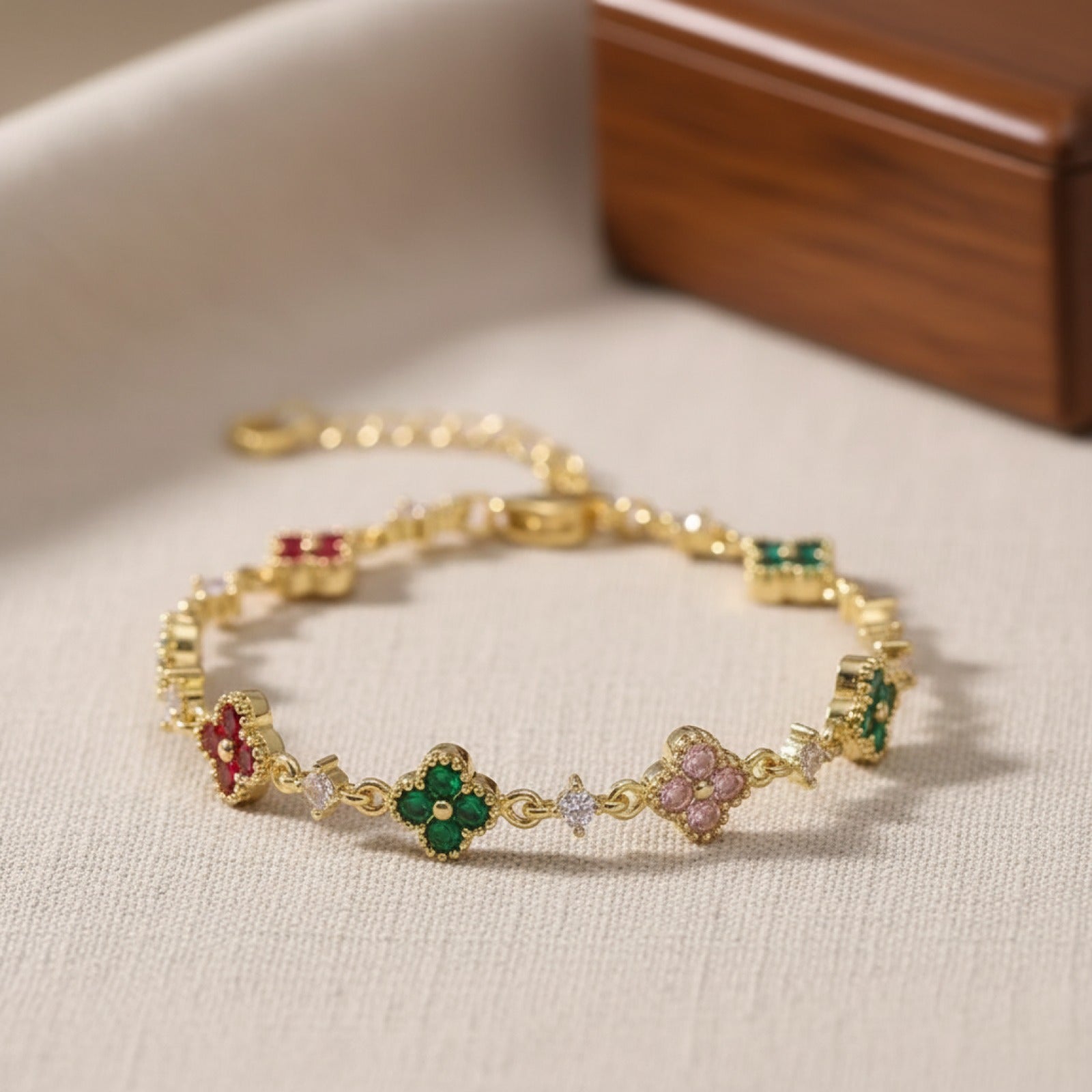 Bracelet Minimaliste Trèfle à Quatre Feuilles Multicolore CZ - Bijou Femme Exquis